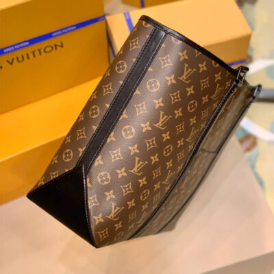 Alternative view of LV WEEK-END TOTE GM