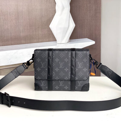 Alternative view of TRUNK MESSENGER