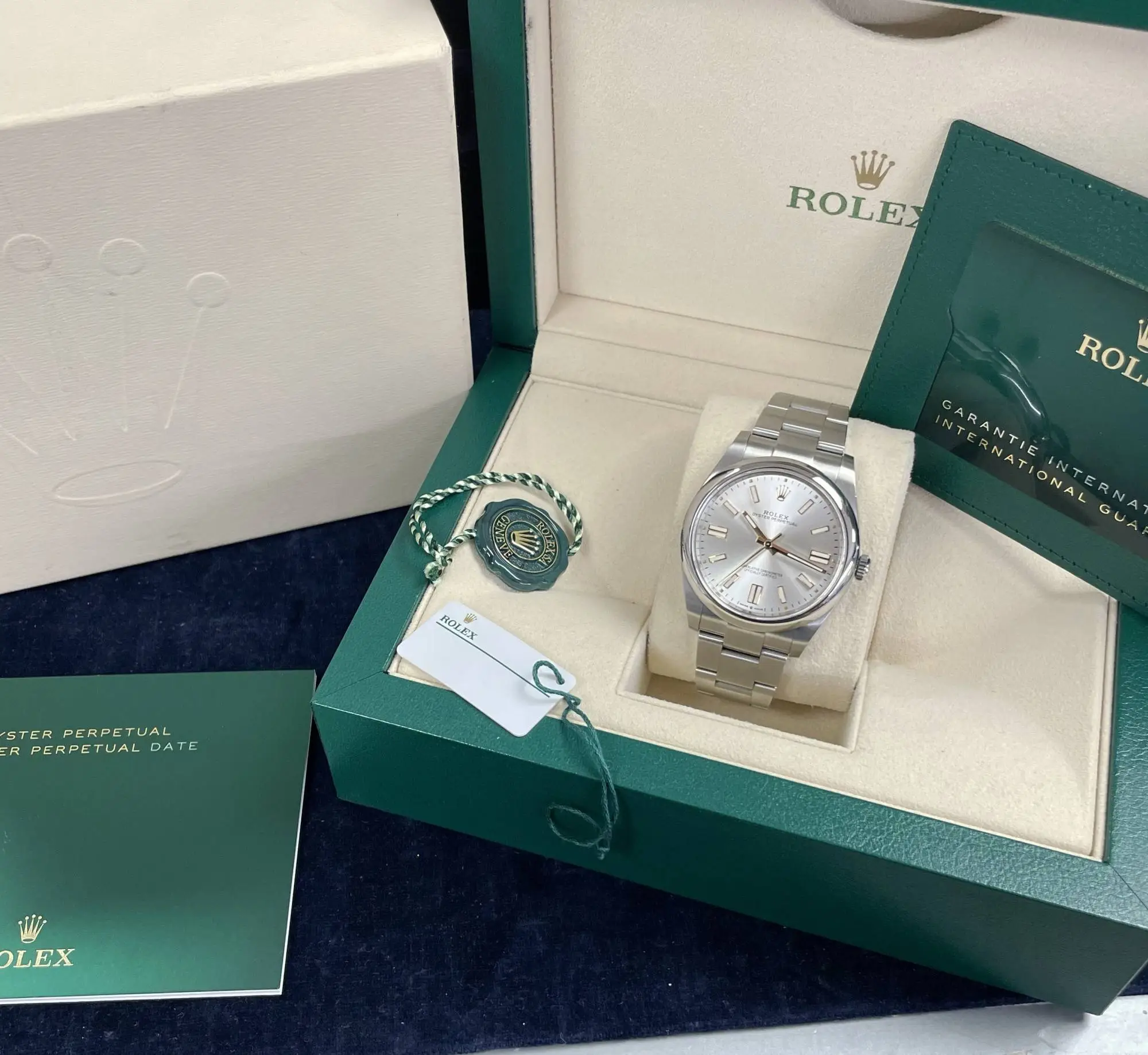 OYSTER PERPETUAL 124300 Series(Champagne gold) - Image 3