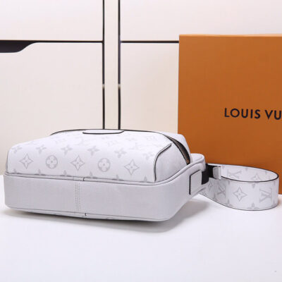 Alternative view of LV Outdoor Messenger