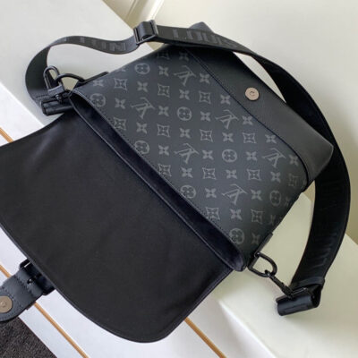 Alternative view of SAUMUR MESSENGER