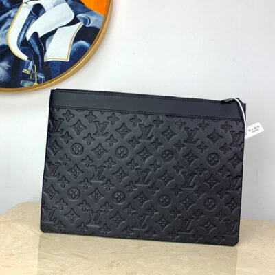 Alternative view of LV Discovery Pochette